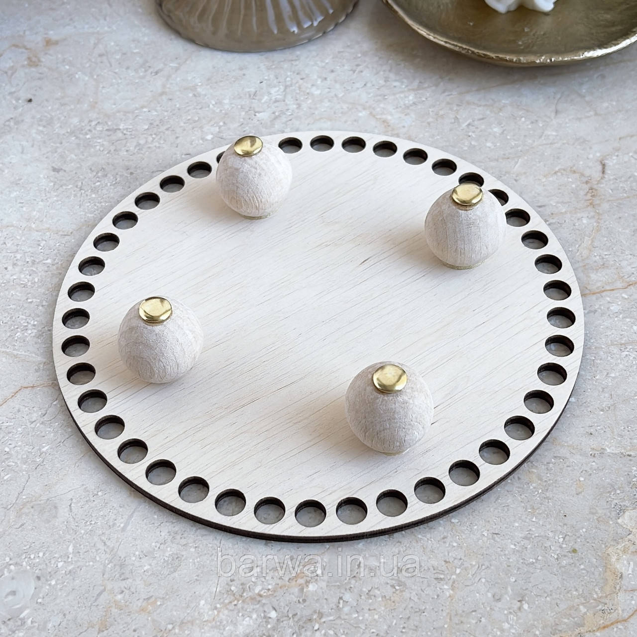 Кругле дно кошика з чотирма круглими ніжками