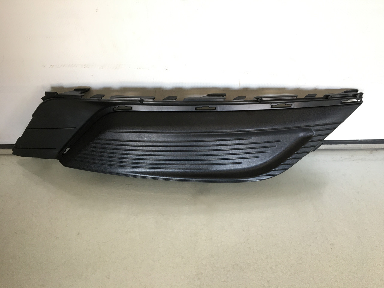 Решітка бампера нижня права без ПТФ Ford Fusion mk5 17- HS7Z17B814-AA