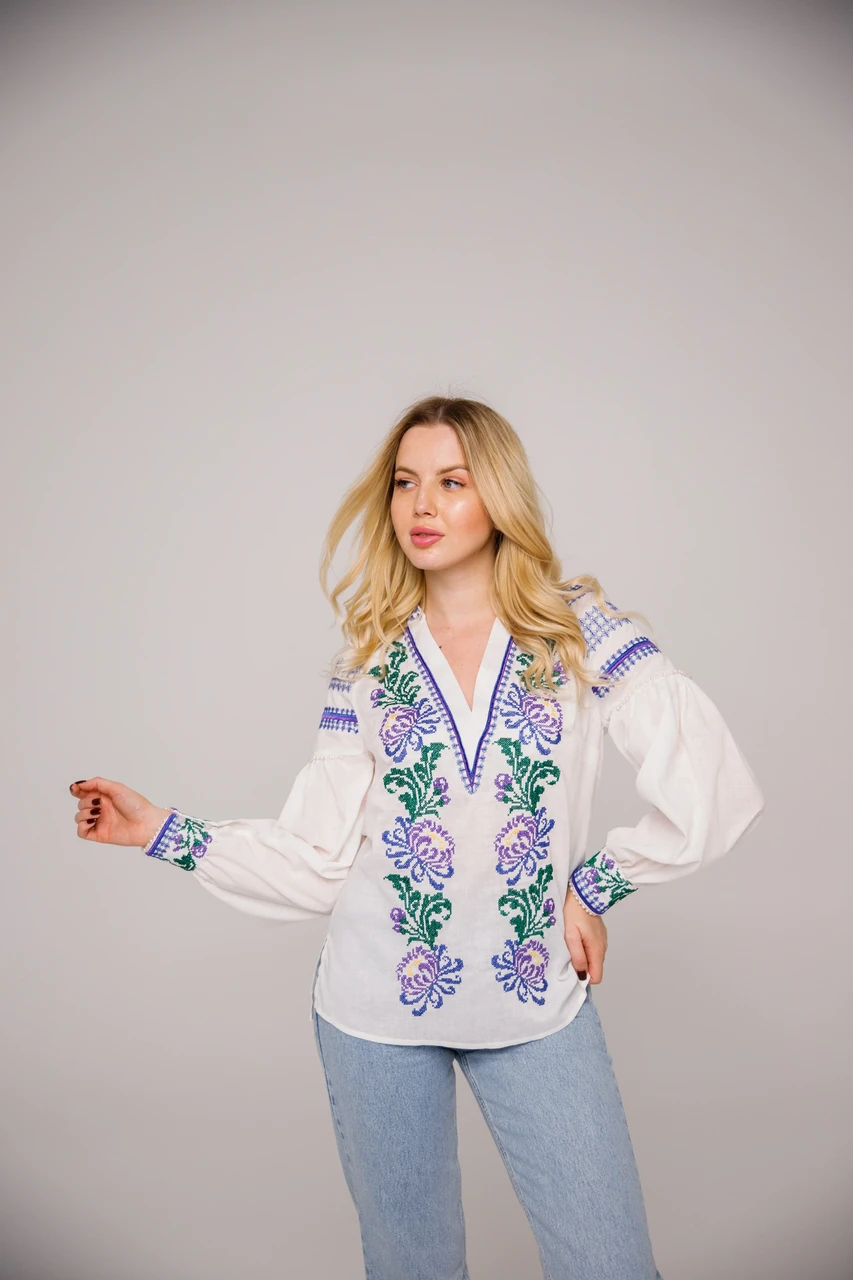 Жіноча вишиванка Айстра з квітковим орнаментом хрестиком у синьо-зелених тонах на білому льоні