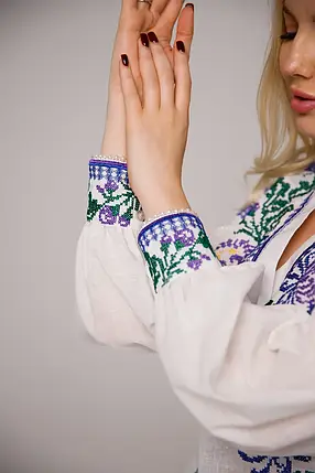 Жіноча вишиванка Айстра з квітковим орнаментом хрестиком у синьо-зелених тонах на білому льоні, фото 2