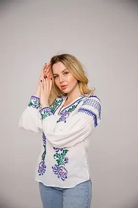 Жіноча вишиванка Айстра з квітковим орнаментом хрестиком у синьо-зелених тонах на білому льоні, фото 3