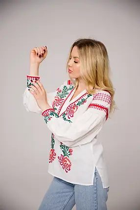 Вишиванка жіноча Айстра білого кольору з червоною хрестиковою вишивкою та квітковим орнаментом, фото 3