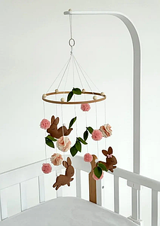 Мобіль на ліжечко дерев'яний з фетровими іграшками Зайчики з квіточками