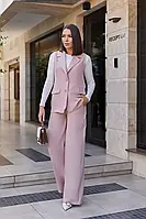 Діловий жіночий костюм брючний з жилеткою на гудзиках в бежевому кольорі.
