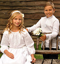 Біла вишиванка для хлопчика і біле вишите плаття для дівчинки