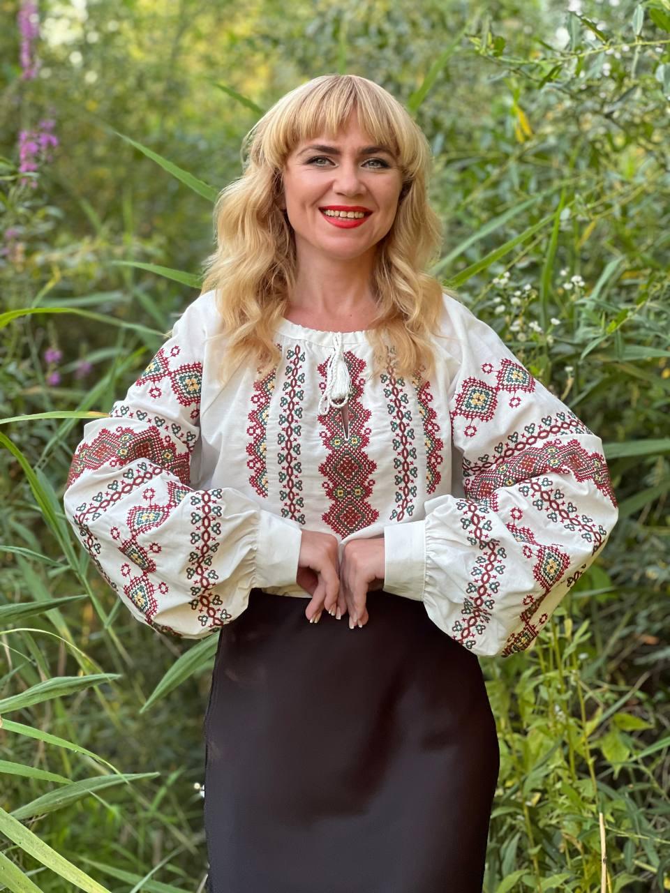 Вишита жіноча блуза хрестиком молочна