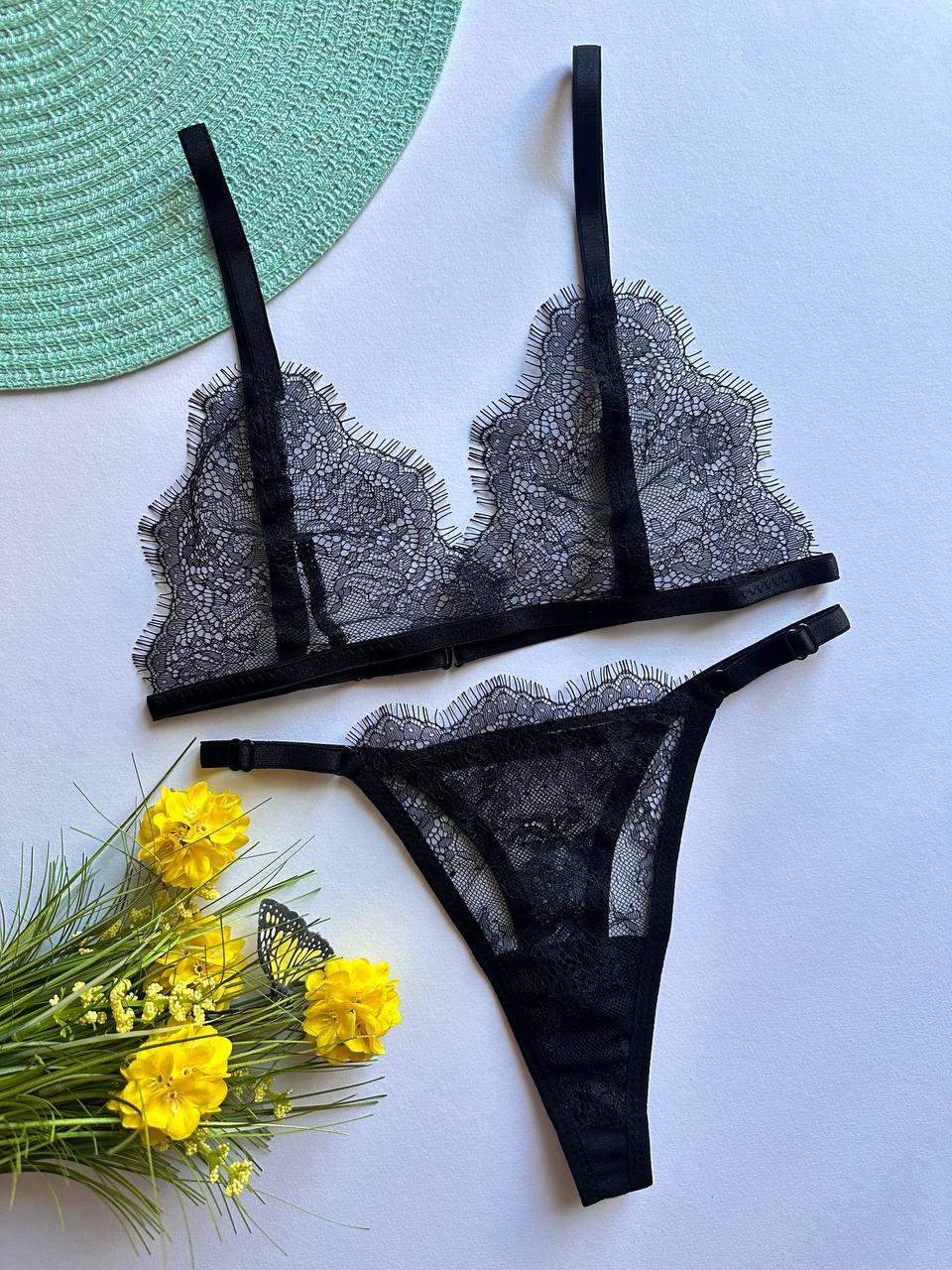 Комплект кружевной , бюстгальтер-стринги.