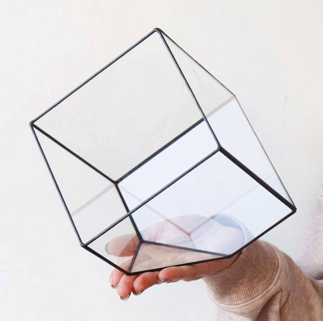 Скляний куб із нахилом.Стільні ємності.