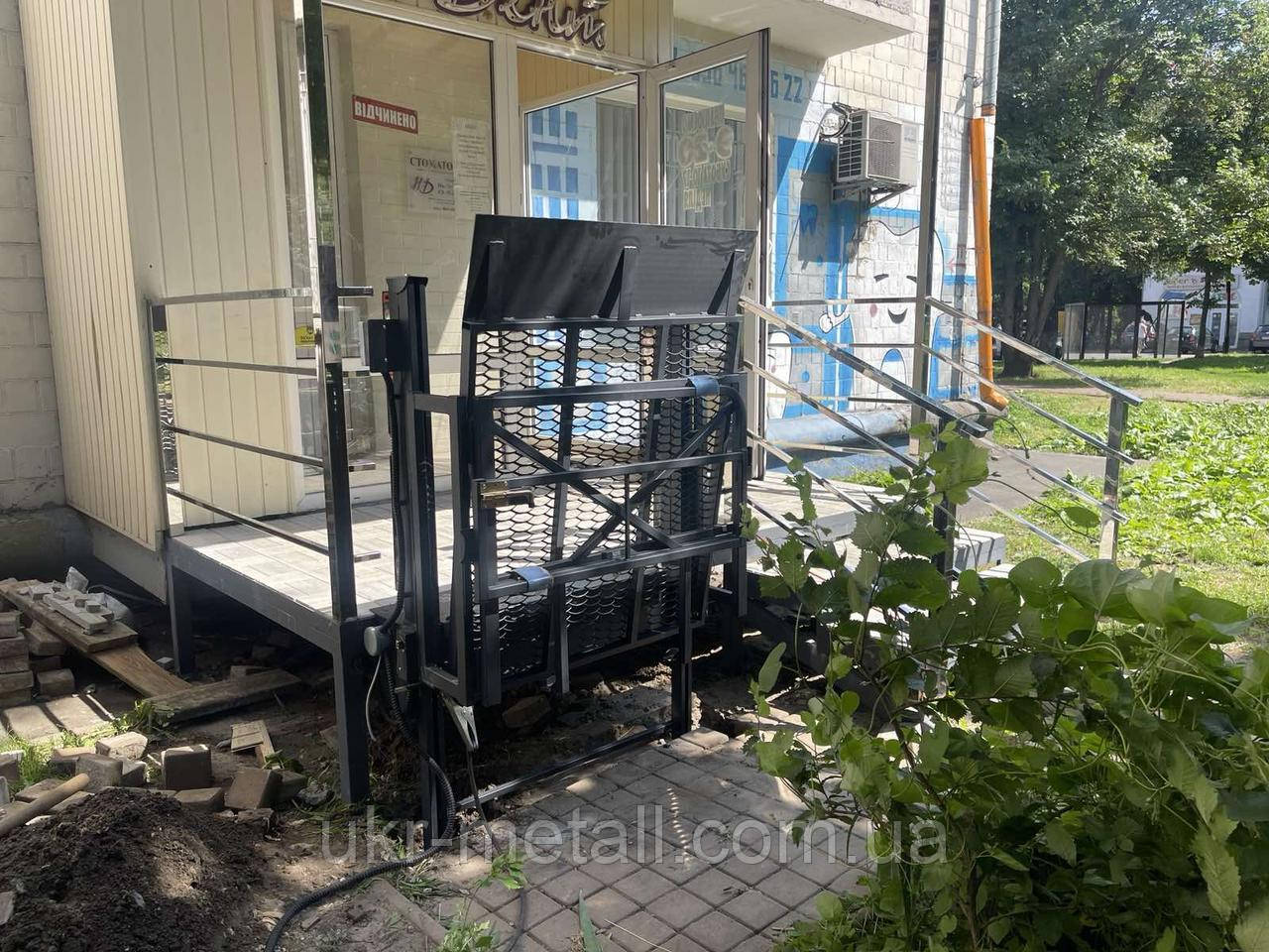Вертикальний підіймач для людей з інвалідністю