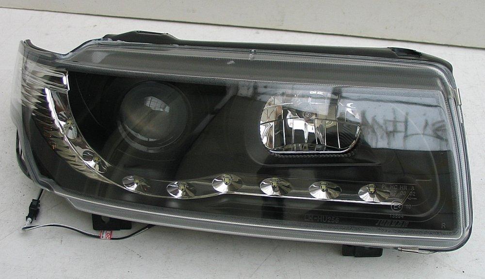 Volkswagen Passat B4 оптика передня чорна (HU256E-00-1-E-01), фото 1