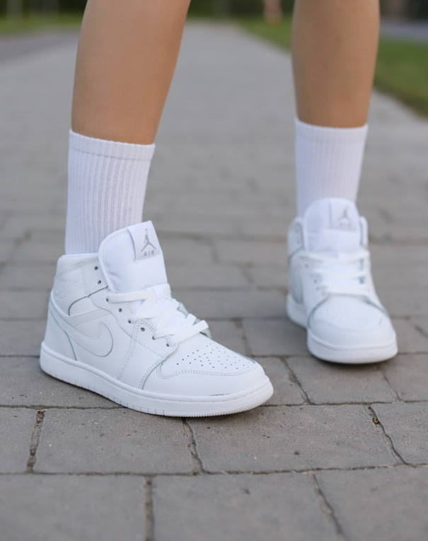 Жіночі кросівки Nike Air Jordan 1 mid White взуття Найк Джордан 1 Ретро білі шкіряні високі