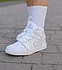 Жіночі кросівки Nike Air Jordan 1 mid White взуття Найк Джордан 1 Ретро білі шкіряні високі, фото 3