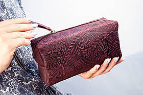 Велика шкіряна косметичка жіноча Бордова з тисненням Карпати