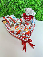 Сладкий подарок с мишкой и киндерами на день рождения, Подарочное сердечко из конфет, Подарунок коханій