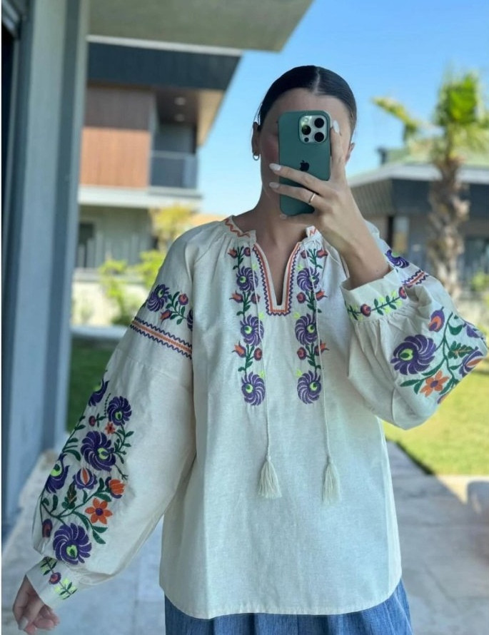 Жіноча вишита блуза молочного кольору з квітковою вишивкою на рукавах розміри S, M, L.