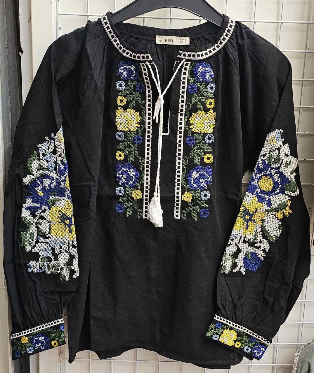 Жіноча вишита блуза молочного кольору з квітковою вишивкою на рукавах розміри S, M, L.