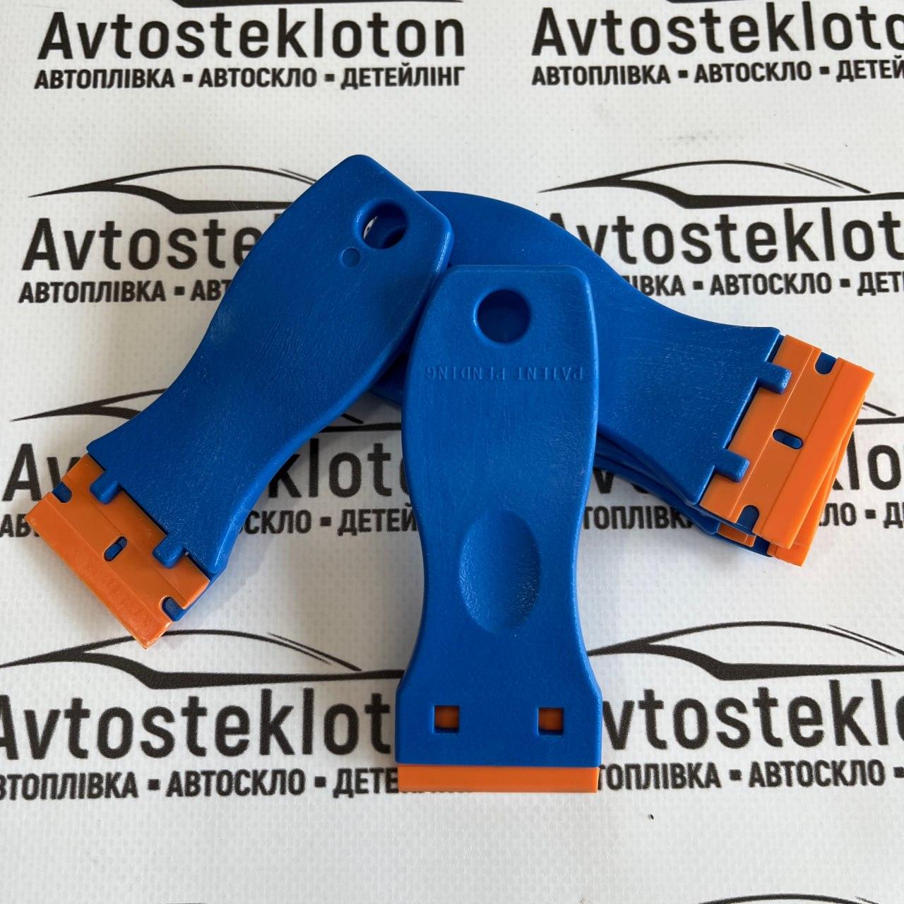 Скребок пластиковий для лез 3,8 см TM-207