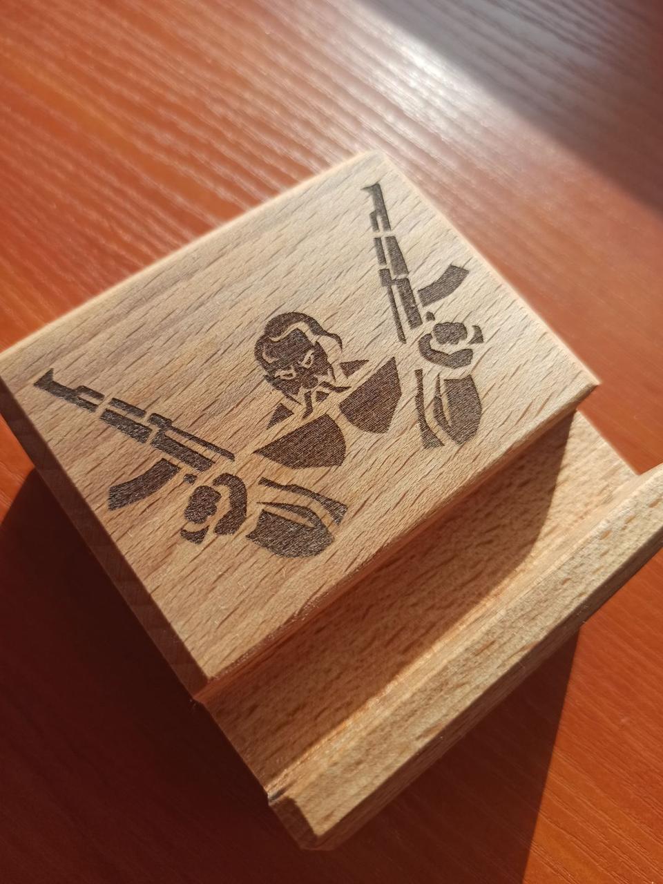 Тримач підставка для телефона з гравіюванням Kozak, фото 1