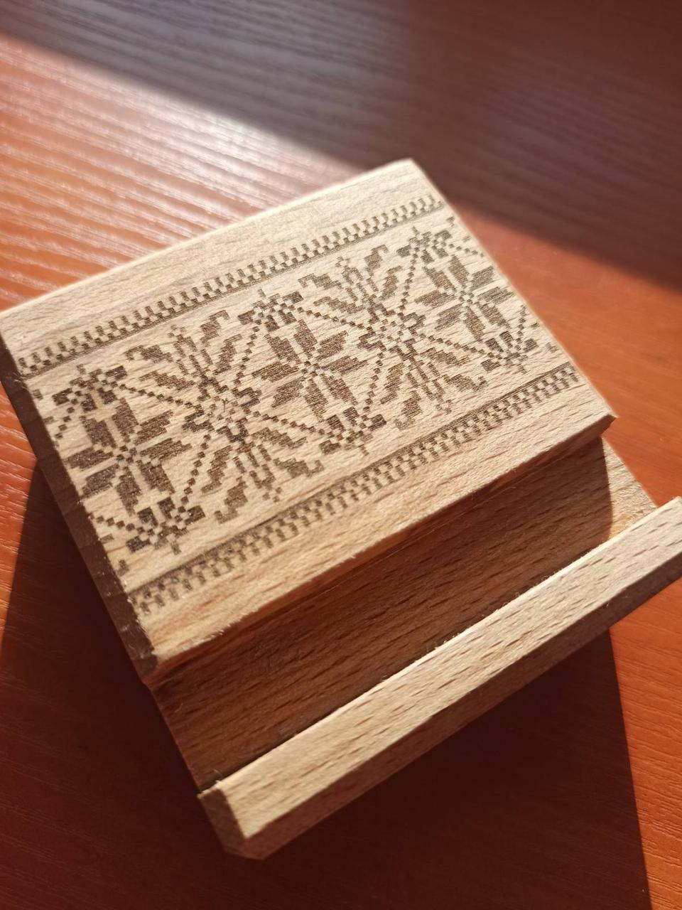 Тримач підставка для телефона з гравіюванням Вишиванка, фото 1