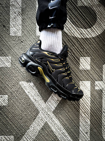 Nike air black and gold clearance