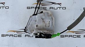 Замок задний левый Nissan Rogue T33 / X-TRAIL 21-25 год б/у оригинал без дефектов 825016RR0A