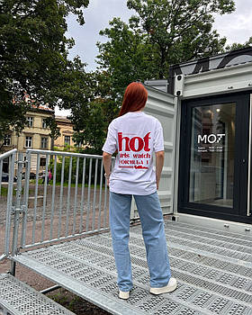 Футболка стильна жіноча "Hot girls watch Formula 1"