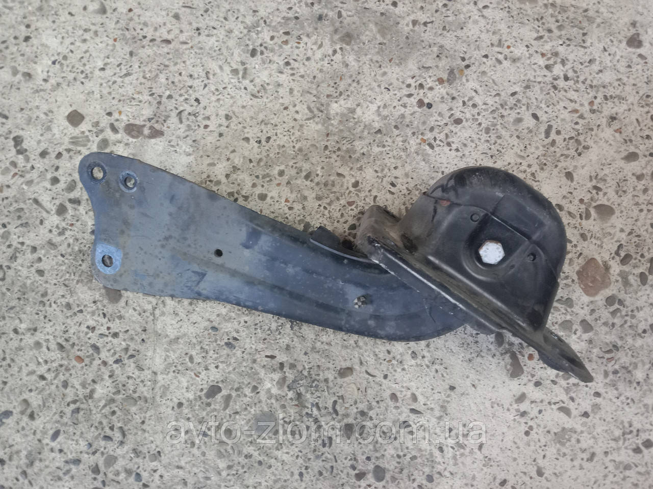 Задній подовжній важіль Volkswagen Golf 5, 6, Skoda Octavia A5. Правий. 1K0505226H.