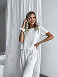 Молочний жіночий домашній костюм із трикотажу в рубчик: топ, штани та гумка для волосся, фото 2