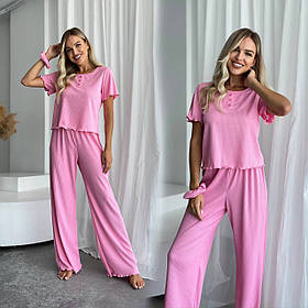 Рожевий жіночий домашній костюм із трикотажу в рубчик: топ, штани та гумка для волосся