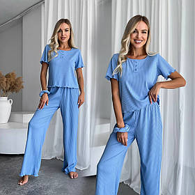 Блакитний жіночий домашній костюм із трикотажу в рубчик: топ, штани та гумка для волосся