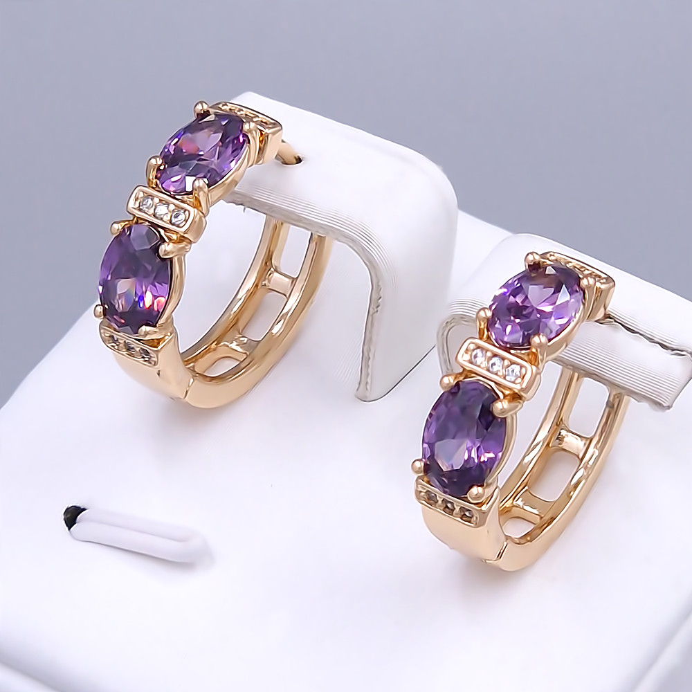 Сережки ХР. Позолота 18К. Камені: білий та фіолетовий циркон. Діаметр: 18 мм. Ширина: 5 мм.