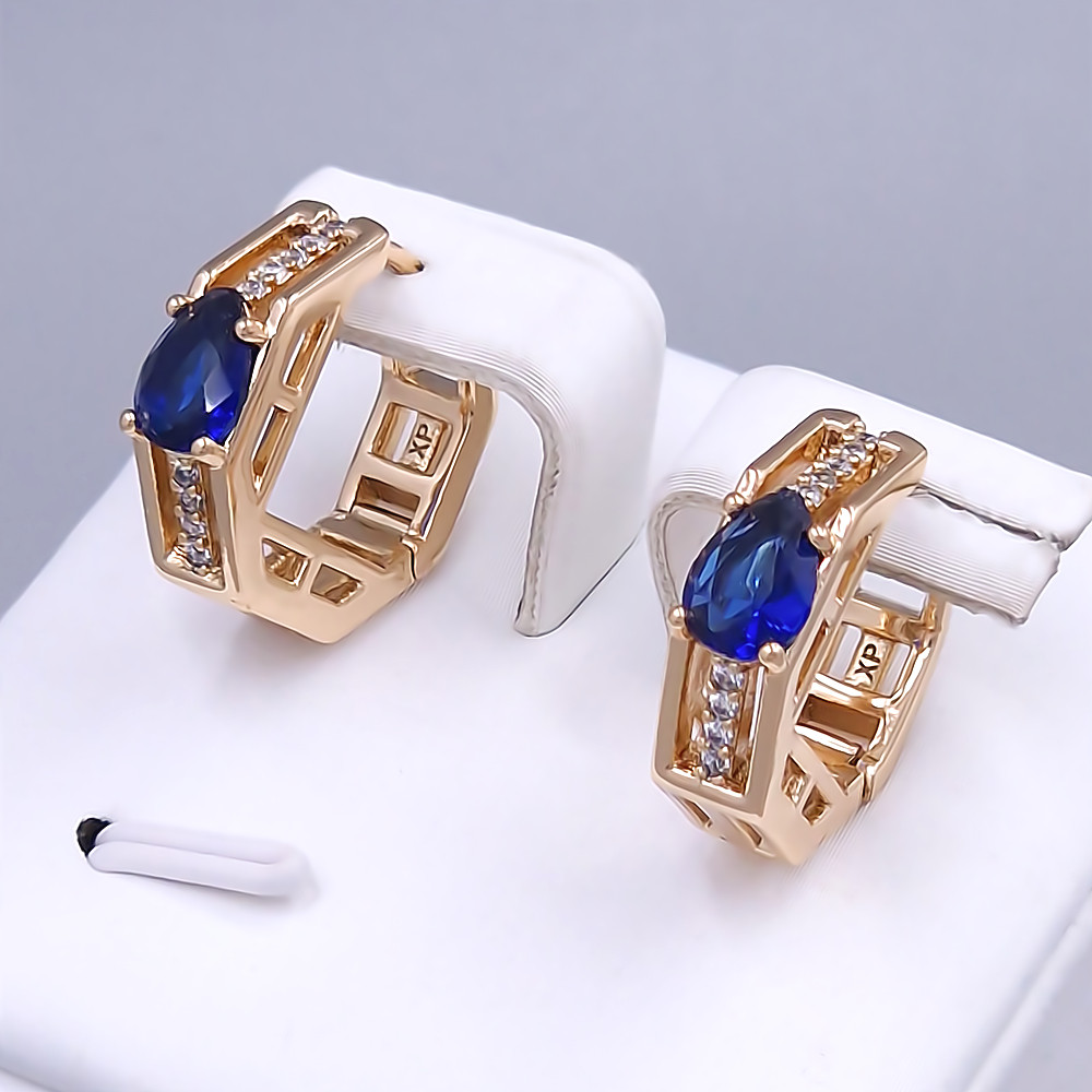 Сережки ХР. Позолота 18К. Камені: білий та синій циркон. Діаметр: 17 мм. Ширина: 5 мм.