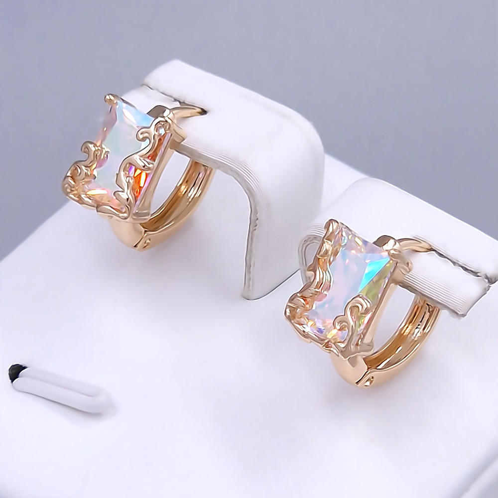 Сережки ХР. Позолота 18К. Камені: бензиновий циркон. Діаметр: 12 мм. Ширина: 7 мм.