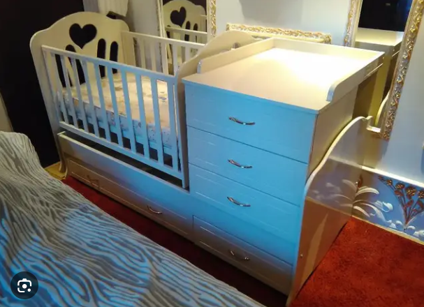 Дитяче ліжечко-трансформер з комодом, ящиками і маятником 3 в 1 Дитяче ліжечко-трансформер з комодом, ящиками і маятником 3 в 1