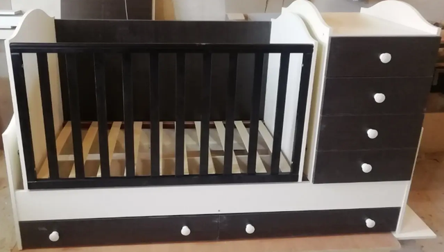 Дитяче ліжечко-трансформер з комодом, ящиками і маятником 3 в 1 Дитяче ліжечко-трансформер з комодом, ящиками і маятником 3 в 1