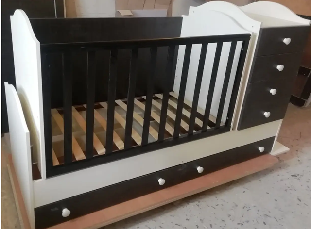 Дитяче ліжечко-трансформер з комодом, ящиками і маятником 3 в 1 Дитяче ліжечко-трансформер з комодом, ящиками і маятником 3 в 1