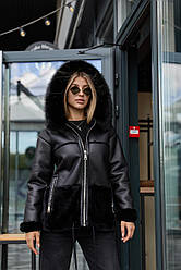 Комбінована коротка дублянка з капюшоном прикрашеним еко хутром лисиці