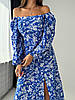 Синя ніжна і легка жіноча романтична приталена сукня міді з софту з розрізом по нозі Квітковий Принт, фото 6
