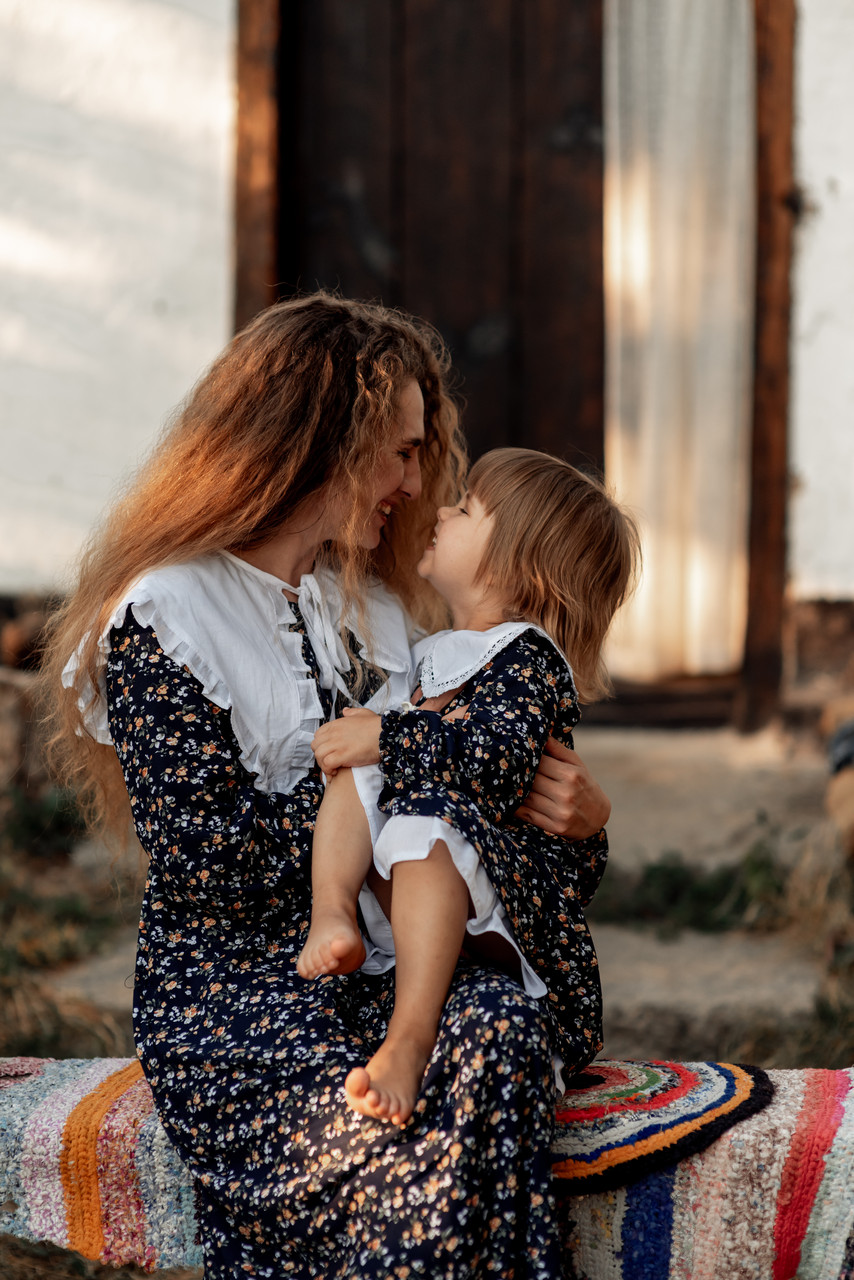 Штапельні сукні в квіточку з батистовим комірцем, що знімається Family look мама-дочка
