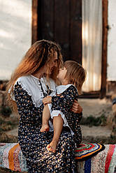 Штапельні сукні в квіточку з батистовим комірцем, що знімається Family look мама-дочка
