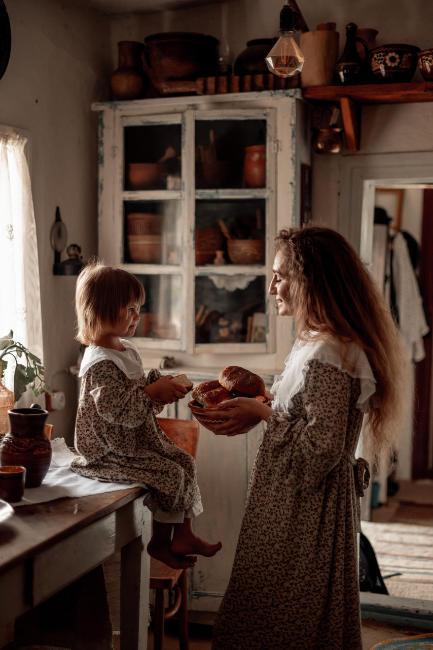 Family look мама-дочка - ретро сукні зі штапелю бежевого кольору з рослинним візерунком