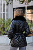 Зимова жіноча коротка стьобана куртка чорного кольору з хутряним коміром, фото 2