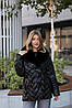 Зимова жіноча коротка стьобана куртка чорного кольору з хутряним коміром, фото 3