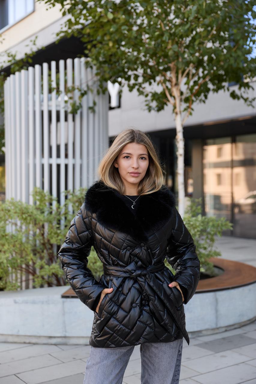 Зимова жіноча коротка стьобана куртка чорного кольору з хутряним коміром, фото 1