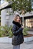 Зимова жіноча коротка стьобана куртка чорного кольору з хутряним коміром, фото 6