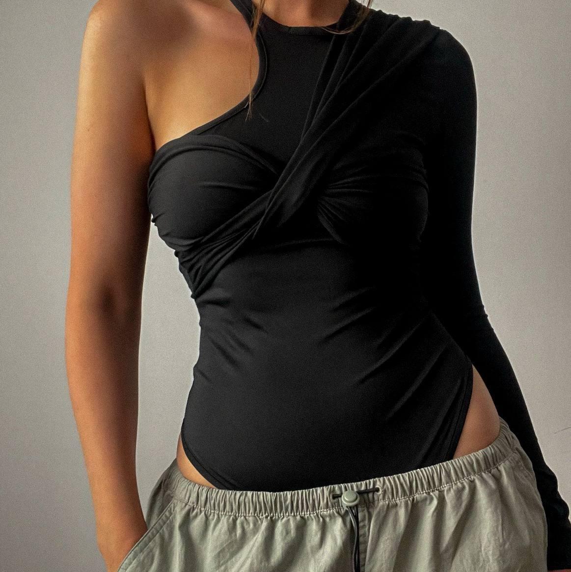 Чорний асиметричний боді з ефектним драпіруванням у вигляді топу, фото 1
