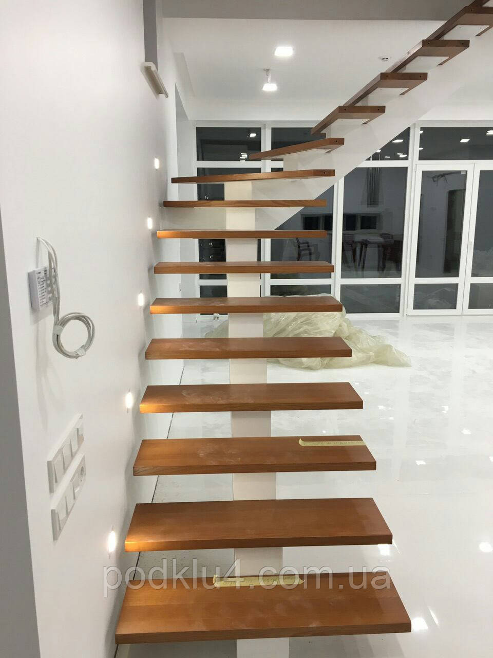 Драбини на прямому косоурі обшиті деревом