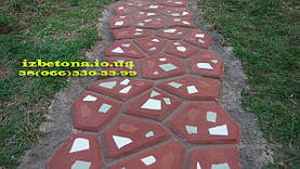 Садовую дорожку можно украсить битой плиткой, только осторожно применяйте ее. Такая бетонная дорожка становится очень хрупкой.