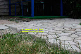 Целая бетонная площадка, тут хорошо видно двухсантиметровое основание у плиты