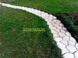 Если использовать белый цемент, дорожка становится очень красивой.